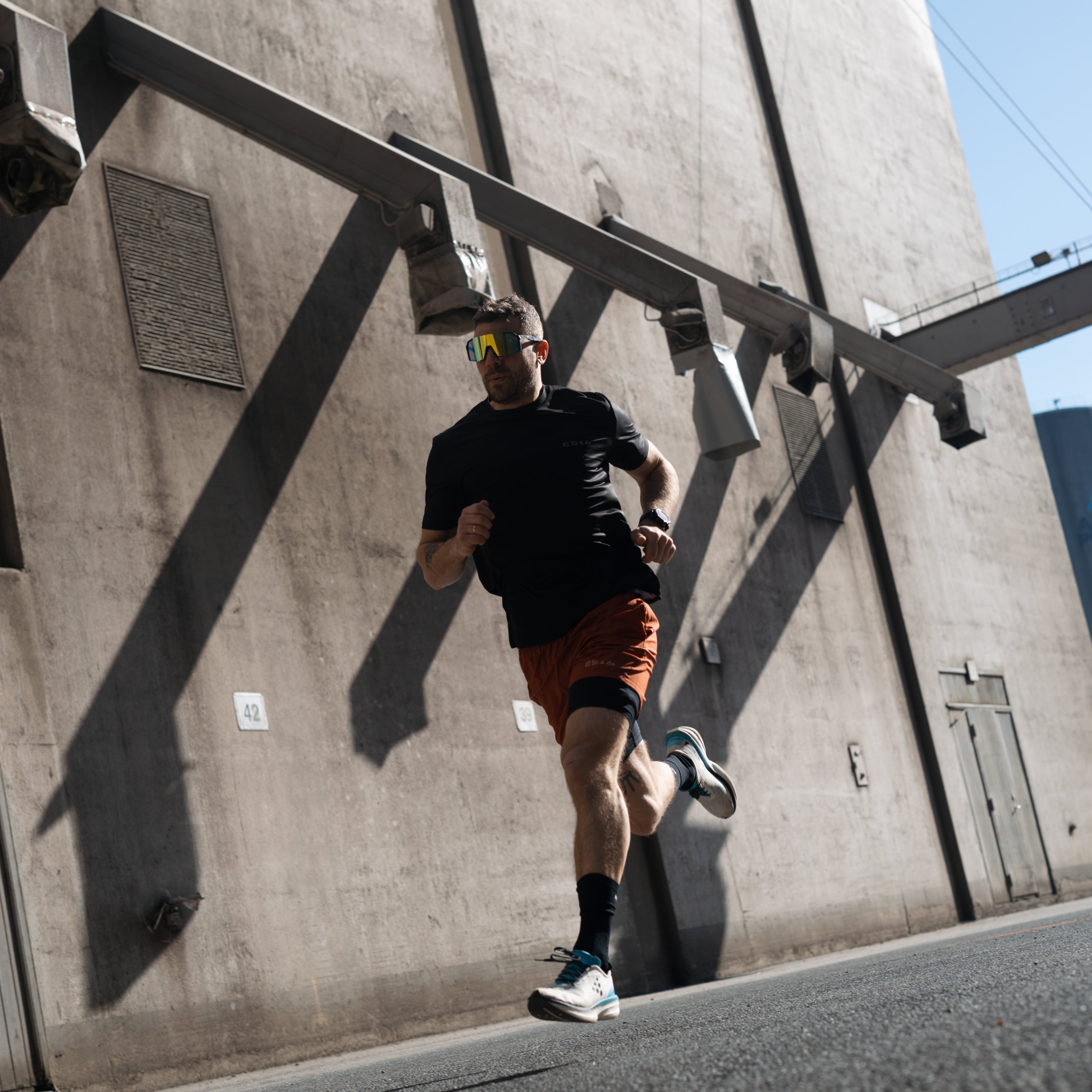 Køb løbetøj i Aarhus hos ES16 – Århus’ største specialbutik for sportstøj
